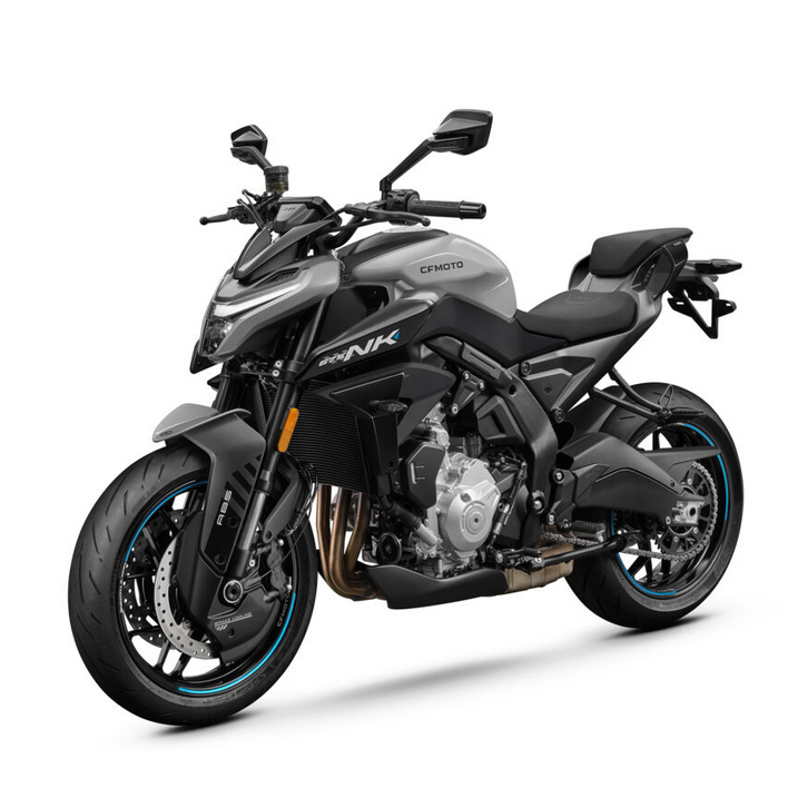 Moto 675NK em preto.