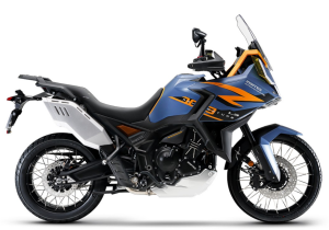 Moto ZT703-F a azul e laranja vista do lado direito.
