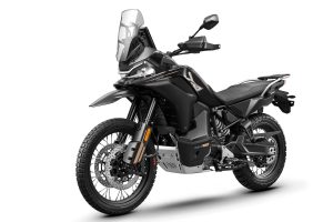 Moto 800MT-X em preto.