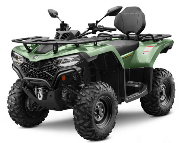 Moto CFORCE 450L em verde.