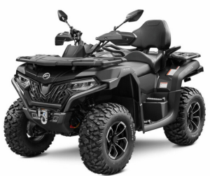 Moto CFORCE 625 Touring em preto.