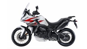 Moto ZT703-F em branco e vermelho.